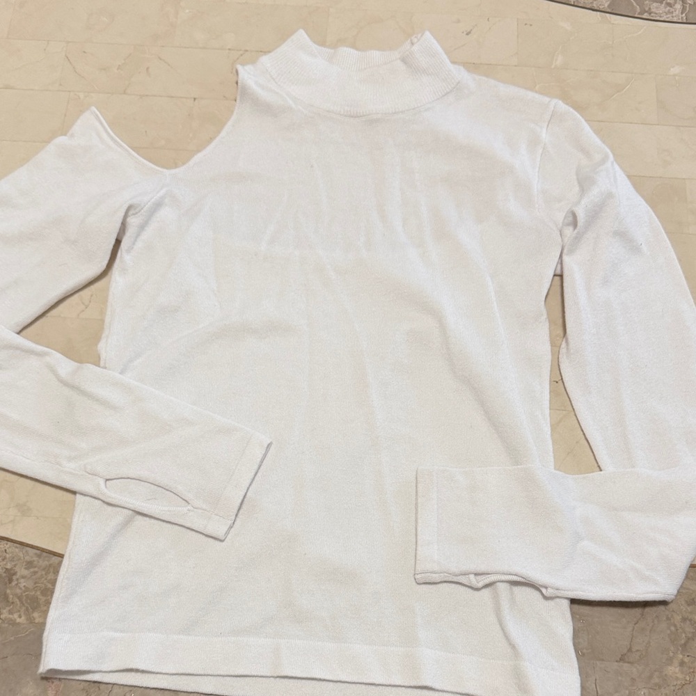 SNDY’S cold shoulder top